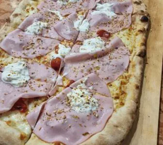 Pizza mit Mortadella