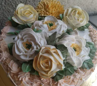 Torta con rose come decorazione