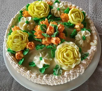 Torta colorata con i fiori 