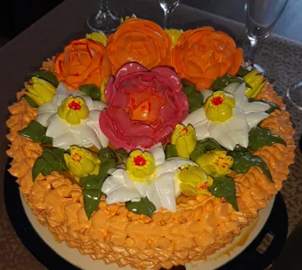 Torta arancione con fiori 