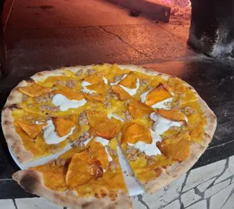Kürbispizza aus dem Holzofen
