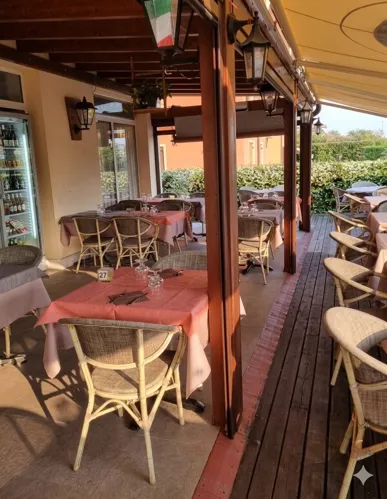 Tavoli esterni del Ristorante Pizzeria La pearà